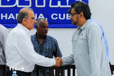Trưởng đoàn đàm phán Chính phủ Colombia Humberto de la Calle (trái) và Thủ lĩnh FARC Ivan Marquez tại vòng đàm phán ở La Habana ngày 12/7. (Nguồn: AFP/TTXVN)