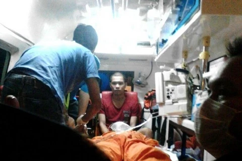 Nhân viên cứu hộ cấp cứu một nạn nhân bị choáng do khí độc. (Nguồn: New Straits Times)