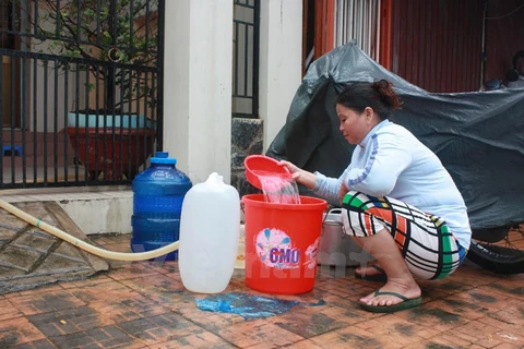 Người dân chắt chiu từng giọt nước để sử dụng cho nhu cầu ăn uống. (Nguồn: Bùi Trường Giang/Vietnam+)