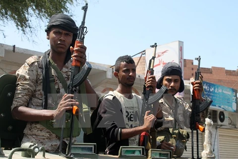 Binh sỹ Yemen và lực lượng vũ trang trung thành với Tổng thống Mansour Handi được triển khai ở gần sân bay Aden.. (Ảnh: AFP/TTXVN)