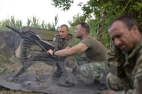 Binh sỹ Ukraine sử dụng súng phóng lựu tự động trong cuộc xung đột với lực lượng ly khai miền đông ở gần Avdeevka, vùng Donetsk ngày 18/6. (Nguồn: AFP/TTXVN)