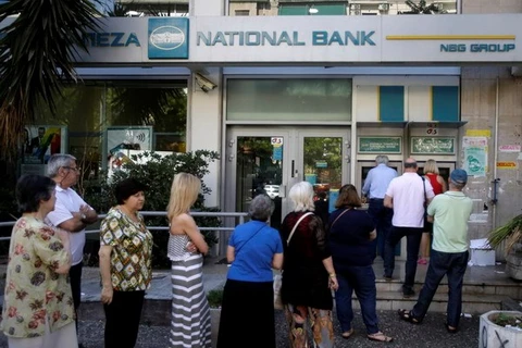 Người dân Hy Lạp xếp hàng để rút các khoản tiền ít ỏi từ ATM. (Ảnh: AP)
