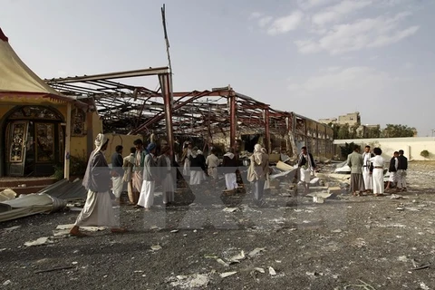 Một ngôi nhà bị phá hủy trong cuộc không kích của liên quân tại Sanaa. (Nguồn: AFP/TTXVN)