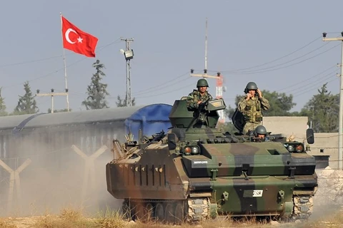 Xe tăng Thổ Nhĩ Kỳ trên đường biên giới với Syria. (Ảnh: huffingtonpost.com)