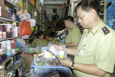 Lực lượng quản lý thị trường Hà Nội kiểm tra mỹ phẩm nhập lậu. (Ảnh: Trần Việt/TTXVN)