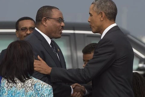 Thủ tướng ​Elthiopia Hailemariam Desalegn (trái) tiếp đón Tổng thống Mỹ Barack Obama ở sân bay. (Nguồn: Getty)