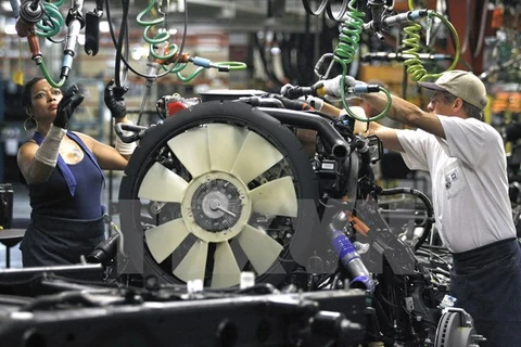 Lắp ráp xe tải tại Nhà máy của GM ở Flint, bang Michigan, Mỹ. (Nguồn: AFP/TTXVN)
