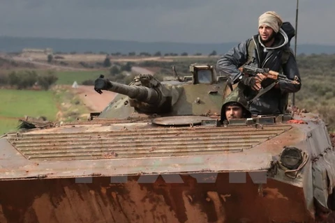 Quân nổi dậy Syria tại mặt trận gần làng Ratyan. (Nguồn: AFP/TTXVN)
