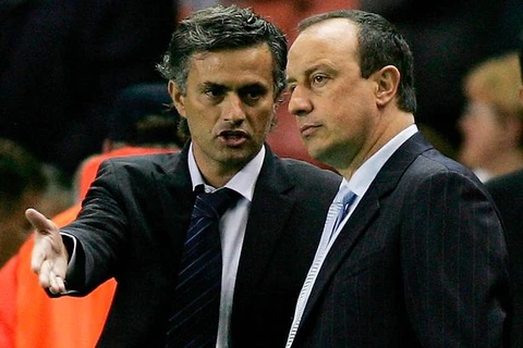 Mourinho (trái) vốn không ưa gì Benitez. (Nguồn: Getty)