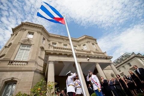 Lễ thượng cờ Cuba trước Đại sứ quán Cuba ở thủ đô Washington (Mỹ) ngày 20/7. (Nguồn: AFP/TTXVN)