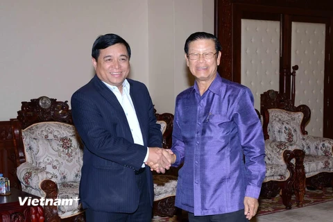Phó Thủ tướng Lào Somsavath Lengsavath (phải) tiếp Thứ trưởng Nguyễn Chí Dũng. (Nguồn: Phạm Kiên/Vietnam+)