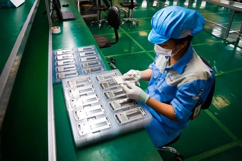Nhà máy lắp ráp của Bkav tại Hà Nội có khoảng 100 công nhân làm việc mỗi ngày.