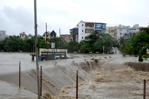 Nước lũ tràn vào thành phố Uông Bí, Quảng Ninh, sáng 2/8. (Ảnh: Nguyễn Hoànng/Vietnam+)