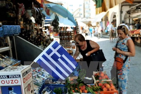  Người dân Hy lạp mua sắm tại một cửa hàng ở thành phố Thessaloniki. (Nguồn: AFP/TTXVN) 