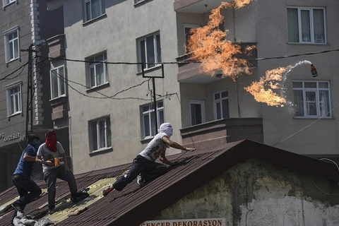 Đụng độ giữa những người biểu tình với cảnh sát chống bạo động Thổ Nhĩ Kỳ tại Gazi, Istanbul. (Nguồn: AFP)