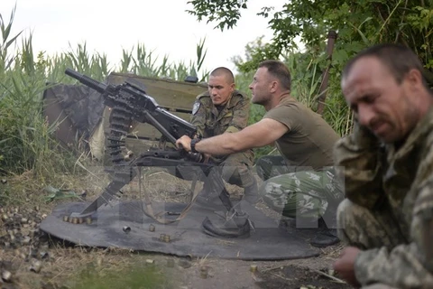 Binh sỹ Ukraine sử dụng súng phóng lựu tự động trong cuộc xung đột với lực lượng l​y khai miền đông ở gần Avdeevka, vùng Donetsk. (Nguồn: AFP/TTXVN)
