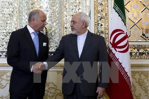Ngoại trưởng Iran Mohammad Javad Zarif (phải) tại cuộc gặp với Ngoại trưởng Pháp Laurent Fabiu. (Nguồn: AFP/TTXVN)