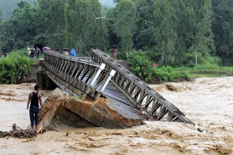 Một cây cầu bị gẫy do lũ lụt ở bang Manipur, Ấn Độ. (Nguồn: PTI)