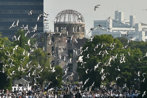 Chim bồ câu biểu tượng của hòa bình bay trong lễ kỷ niệm tại Công viên Tưởng niệm Hòa bình ở thành phố Hiroshima. (Nguồn: AFP/TTXVN)