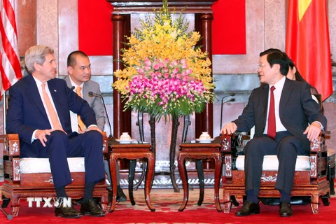 Chủ tịch nước Trương Tấn Sang tiếp Bộ trưởng Ngoại giao Hoa Kỳ John Kerry sang thăm Việt Nam. (Ảnh: Thống Nhất/TTXVN)