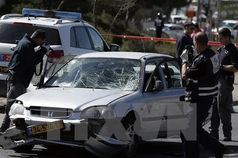 Cảnh sát Israel làm nhiệm vụ tại hiện trường một vụ tấn công ở Jerusalem. (Nguồn: AFP/TTXVN)