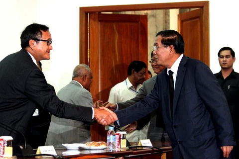 Lãnh đạo hai đảng CPP và CNRP trong một cuộc thảo luạn. (Nguồn: thecambodiaherald.com)