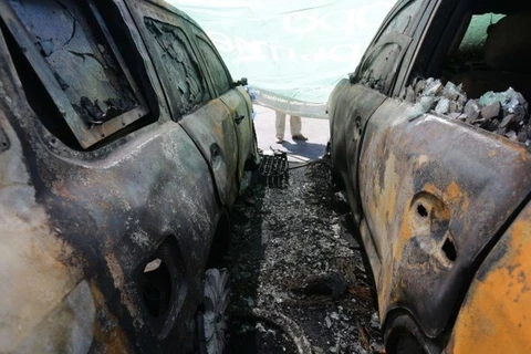 Hai trong số những chiếc xe bị bốc cháy. (Nguồn: AFP)
