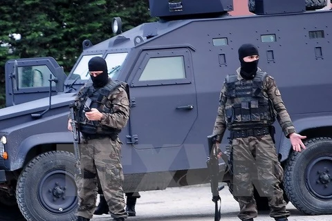 Lực lượng an ninh Thổ Nhĩ Kỳ gác bên ngoài trụ sở cơ quan cảnh sát Istanbul ngày 1/4. (Nguồn: AFP/TTXVN) 