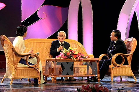 Nhà báo Hữu Thọ (giữa) trong chương trình giao lưu nhân nhân kỷ niệm 58 năm Ngày Thầy thuốc Việt Nam (27/2), tối 25/2/2013, tại Hà Nội. (Ảnh: TTXVN)
