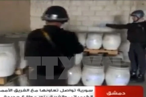 Các thanh sát viên của tổ chức OPCW đang kiểm tra tại một địa điểm chứa vũ khí hóa học của Syria ngày 19/10/2013. (Nguồn: AFP/TTXVN)