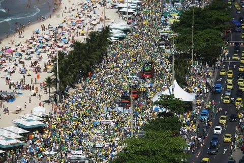 Hàng nghìn người tham gia biểu tình ở bãi biển Copacabana. (Nguồn: Getty)