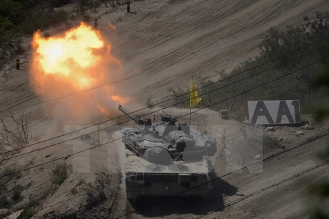 Xe tăng quân đội Hàn Quốc tập bắn đạn thật. (Nguồn: Yonhap/TTXVN)
