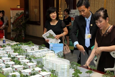 Khách tham quan mô hình quy hoạch bất động sản tại Hà Nội. Ảnh minh họa. (Ảnh: Hoàng Lâm/TTXVN)