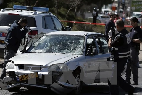 Cảnh sát Israel làm nhiệm vụ tại hiện trường một vụ tấn công ở Jerusalem. (Nguồn: AFP/TTXVN)