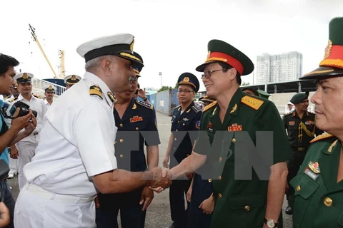 Đại diện Bộ đội biên phòng chào mừng Chuẩn tướng Naresh Kumar Kaul cùng các thủy thủ đoàn tàu SARANG tới thăm Việt Nam. (Ảnh: Thanh Vũ/TTXVN)
