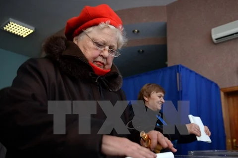 Cử tri Ukraine bỏ phiếu tại một địa điểm bầu cử ở Kiev. Ảnh minh họa. (Nguồn: AFP/TTXVN)