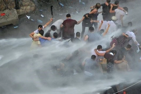Lực lượng an ninh dùng vòi rồng giải tán người biểu tình ở Liban. (Nguồn: bbc)