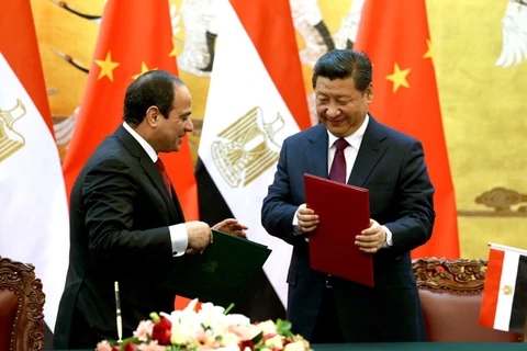 Chủ tịch Trung Quốc Tập Cận Bình (phải) và Tổng thống Ai Cập Abdel Fattah al-Sisi. (Nguồn: C​hina Daily)