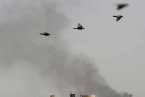 Khói đen bốc lên từ hiện trường một vụ không kích ở thủ đô Sana'a . (Nguồn: Reuters)