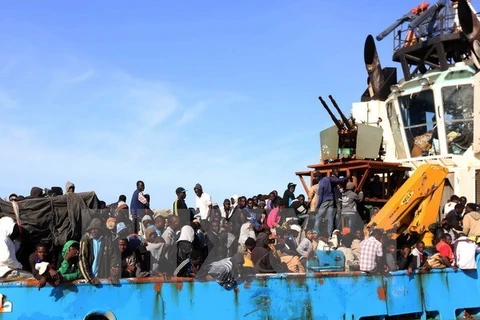 Tàu của lực lượng bảo vệ bờ biển Libya chở người gốc Phi di cư trái phép cập cảng ở thành phố Misrata, Libya. (Nguồn: AFP/TTXVN)