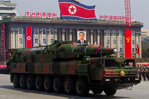 Một tên lửa hạt nhân của Triều Tiên tham gia diễu hành ở Bình Nhưỡng. (Nguồn: AP)