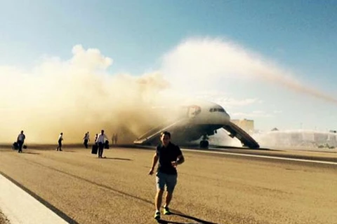 Chiếc máy bay bốc cháy trên đường băng. (Nguồn: Guardian) 