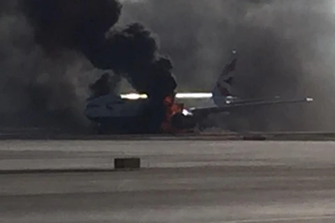 Chiếc máy bay bốc cháy. (Nguồn: CNN)