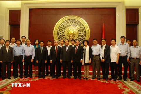 Phó Thủ tướng Nguyễn Xuân Phúc với cán bộ, nhân viên Đại sứ quán. (Ảnh: Yến Kiên/TTXVN)