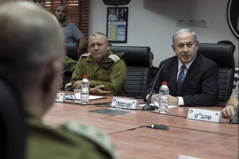 Thủ tướng Israel Benjamin Netanyahu (phải) trong một cuộc họp. (Nguồn: Reuters)