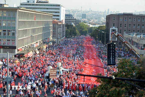 Hàng nghìn người dân Thổ Nhĩ Kỳ (ảnh) đã tham gia cuộc tuần hành chống khủng bố tại thủ đô Ankara. (Nguồn: THX/TTXVN) 