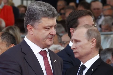 Tổng thống Nga Vladimir Putin (phải) và Tổng thống Ukraine Petro Poroshenko. (Nguồn: cbc.ca)