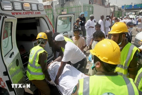Nhân viên cứu hộ chuyển thi thể người hành hương sau vụ giẫm đạp tại Mina. (Nguồn: AFP/ TTXVN)