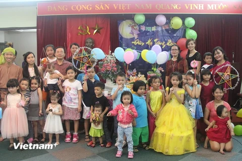 Đại sứ Việt Nam tại Malaysia Phạm Cao Phong cùng các cháu thiếu nhi tại Đêm hội trăng rằm. (Ảnh: Kim Dung-Chí Giáp/Vietnam+)