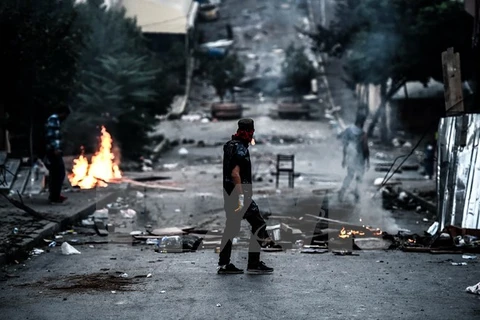 Hiện trường sau vụ xung đột giữa cảnh sát chống bạo động và người biểu tình ở quận Gazi, Istanbul, Thổ Nhĩ Kỳ. (Nguồn: AFP/TTXVN)